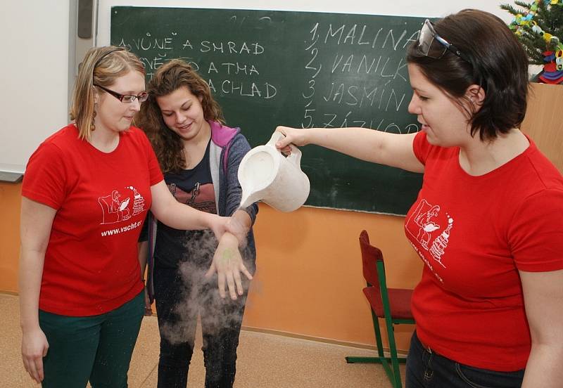 Vysokoškolačky ukázaly žákům lovosické základní školy „kouzlo chemie“. Zbavily jí složitých rovnic a převedly v praxi