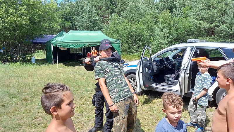 Městská policie ukázala dětem, jak se efektivně bránit.