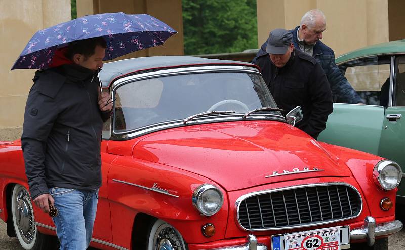 Tradiční závod autoveteránů O pohár hraběte Chotka z Velkého Března do Ploskovic a zpět.