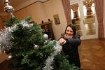 Zaměstnanci ploskovického zámku zdobí interiéry pro víkendové vánoční prohlídky a jarmark.