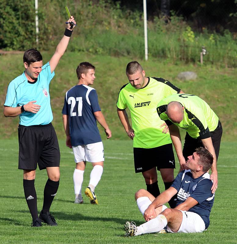 Krajský přebor. Fotbalisté SK Brná (zelenočerní) prohráli s ASK Lovosice (modrobílí) 1:2.