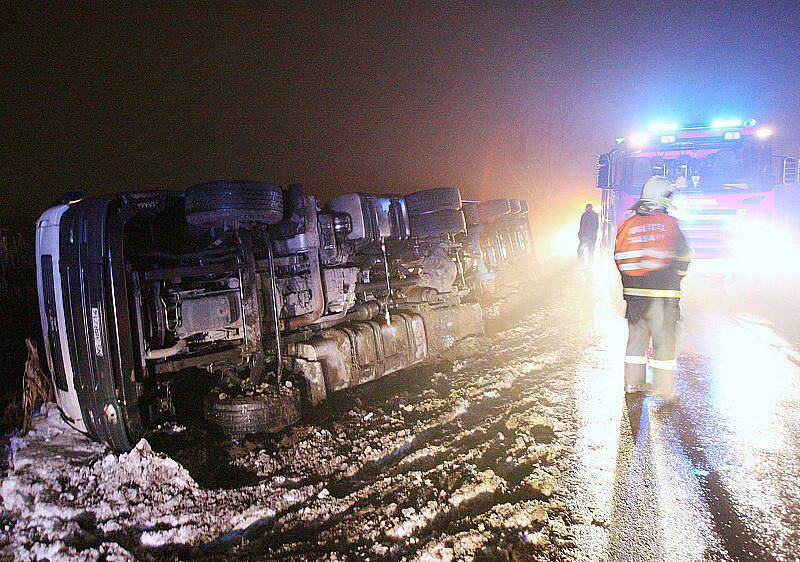 Dopravní nehoda cisterny u Lovosic - úterý 7. prosince 2010 večer.