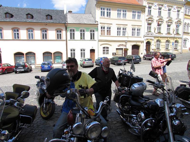 Husitská jízda motorkářů v Úštěku 