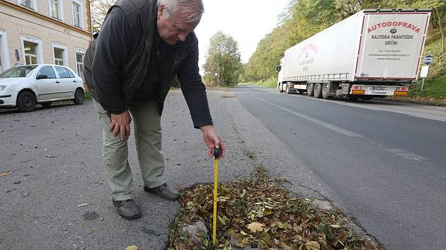 OPRAVY PO ČESKU. Propadlý kanál představoval pro motoristy možný zdroj komplikací. Zda bude kanál po provizorním zasypání i nadále schopný odvádět vodu je zatím ve hvězdách.