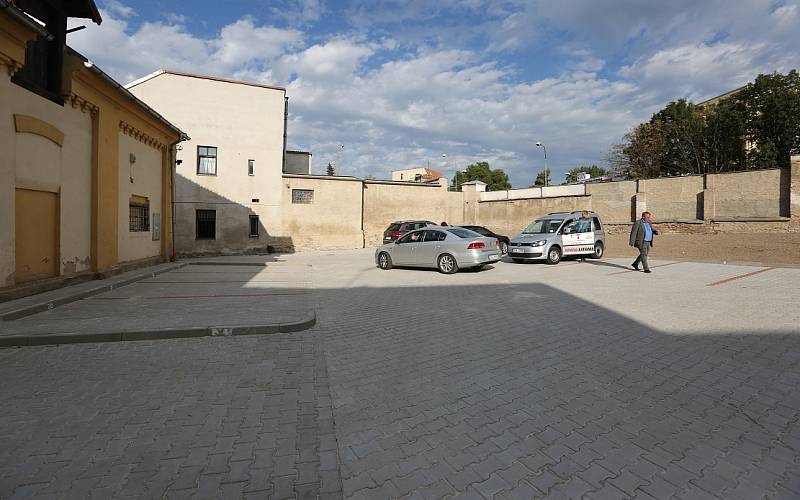 CELKEM 23 STÁNÍ nabízí nové placené parkoviště v ulici Marie Pomocné nedaleko vlakového a autobusového nádraží v Litoměřicích. Do 1. října bude fungovat ve zkušebním režimu. 