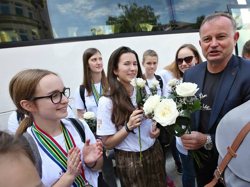 Dojemné uvítání čekalo u kina Máj na dívky z Puellae Cantantes - dívčí pěvecký sbor poté, co se vrátily domů do Litoměřic ze světové olympiády pěveckých sborů v Jihoafrické republice