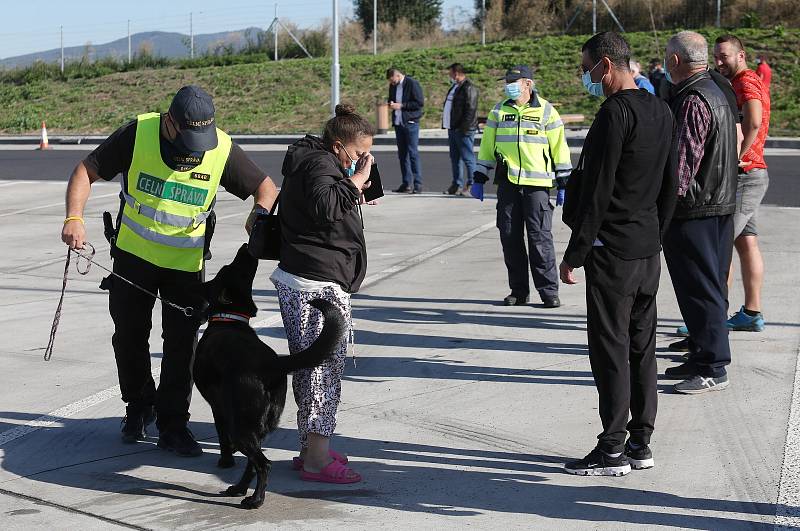 Na dálnici D8 proběhla kontrolní akce celní správy zaměřená na drogy, nelegální tabák či cigarety.