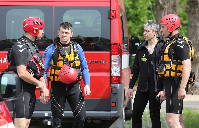 Na čtyřicet příslušníků IZS se sešlo na kanále v Roudnici, aby se naučili lépe pohybovat na vodě i v ní