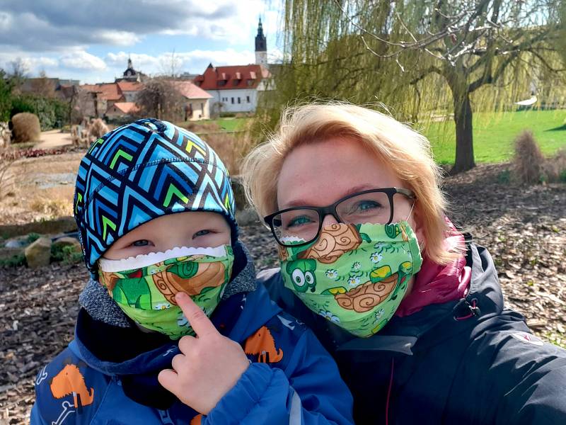 S mým synkem Tomáškem se vůbec nestydíme. Syn to bere jako hru "na piráty" a já vím, že alespoň takhle částečně chráníme sebe, své nejbližší a své okolí. Nestyďme se a chraňme se, napsala do redakce Marcela Červená