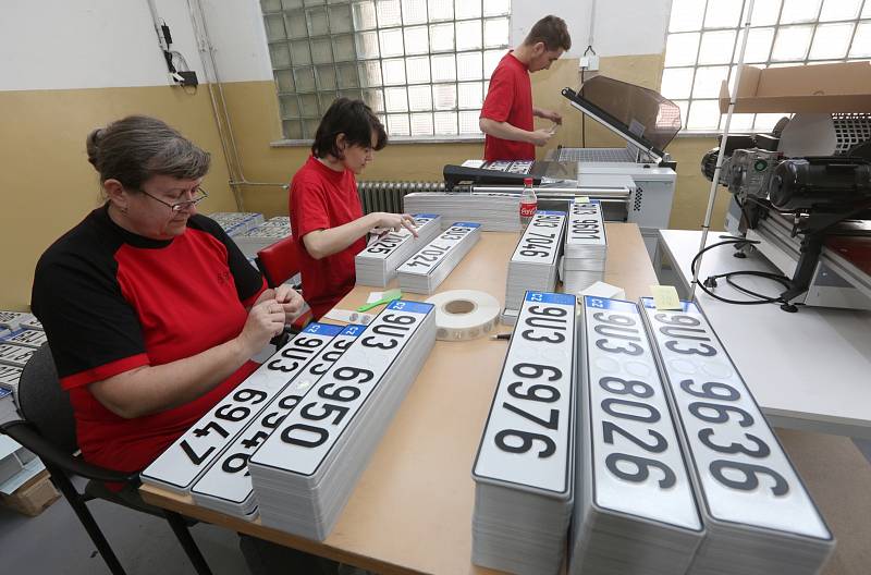 Výroba registračních značek pro motorová vozidla ve Štětí.