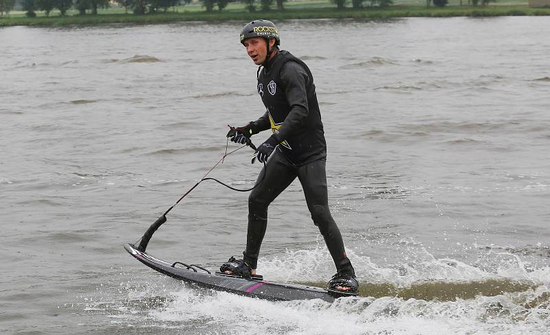 Závody ve vodním sportu v jetsurfu v Třebouticích u Litoměřic. Na motorovém prkně se střídali například herec Roman Vojtek a nebo mistryně v tomto sportu Kateřina Mičánková a Tereza Kadlecová.