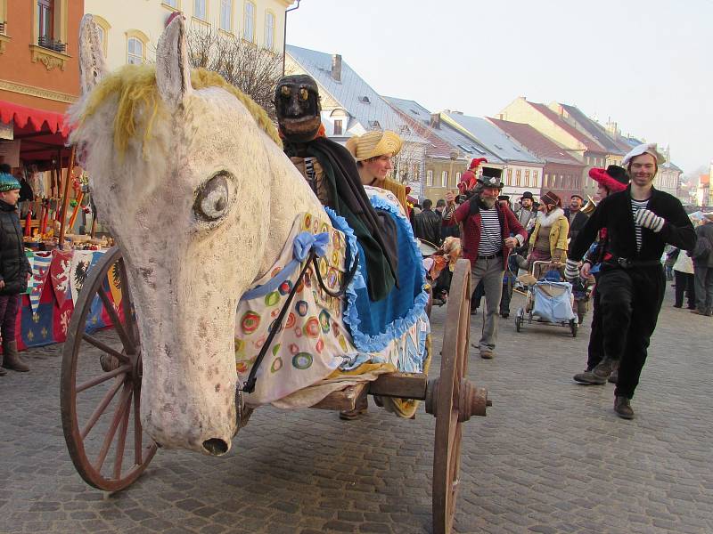 V sobotu 16. února se v Úštěku konal už tradiční Úštěcký masopust. Akce nalákala opět davy lidí.