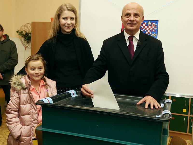 Prezidentský kandidát Michal Horáček přišel v pátek 12. ledna odevzdat svůj hlas v Roudnici n. Labem, kde bydlí. "Jeho" volební místnost je v Základní škole Karla Jeřábka. 