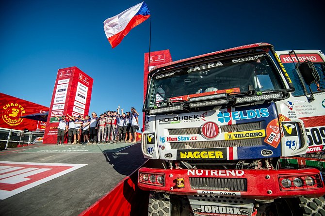 Posádky týmu Buggyra Racing v cíli Dakaru 2020.