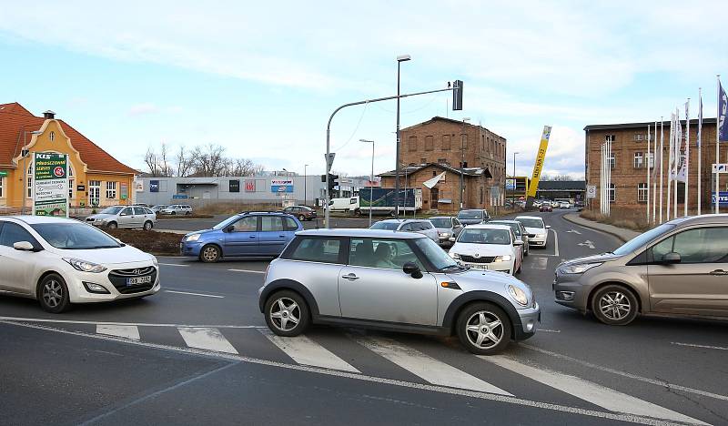 Obyvatelé Litoměřic, konkrétně v Želetické ulici u obchodního centra Albert se začne stavět kruhový objezd.