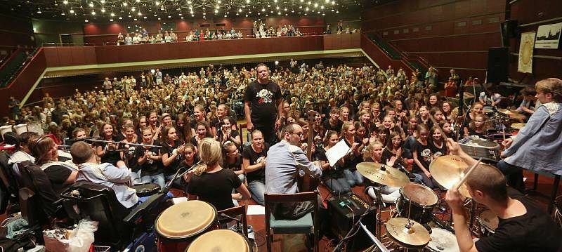 Charitativní koncert skupiny Tap Tap a sboru Puellae Cantantes pro litoměřický hospic