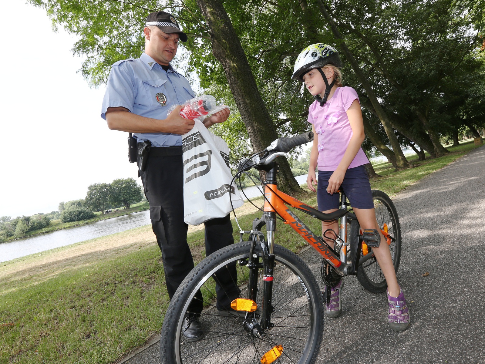 FOTO: Cyklostezka je pod dohledem strážníků, děti musejí mít helmy -  Litoměřický deník