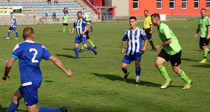 Roudnice - Benešov, I. A třída 2018/2019. Fotbalisté Roudnice (bílomodří) porazili v rozlučce s domácími diváky Benešov hladce 5:0.