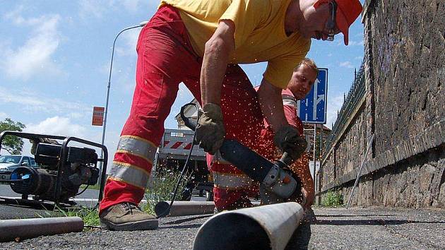 PŘÍPRAVY. Ve středu zahájili pracovníci specializované společnosti instalaci nového dopravního značení v prostoru křižovatky ulic Na Kocandě, Českolipská, Alšova a Nádražní. Provoz „kruháku“ bude spuštěn pravděpodobně příští týden.