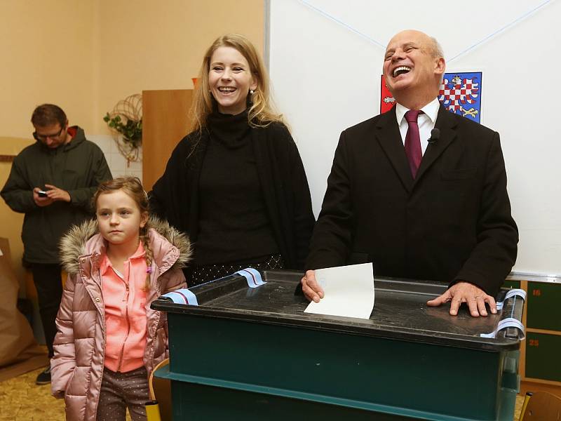 Prezidentský kandidát Michal Horáček odevzdal svůj hlas v pátek odpoledne v Roudnici nad Labem, kde bydlí