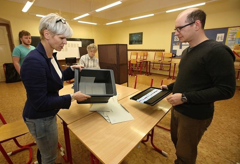 Sčítání hlasů ve volební místnosti v litoměřické ZŠ Máchova