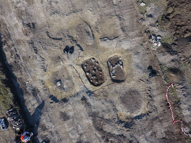 Na staveništi u Vražkova objevili archeologové řadu pravěkých hrobů.