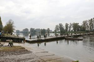 Testování pontonového mostu při mezinárodním vojenském cvičení ženistů Elbe 2017 na vodním cvičišti v Litoměřicích. Ilustrační foto.