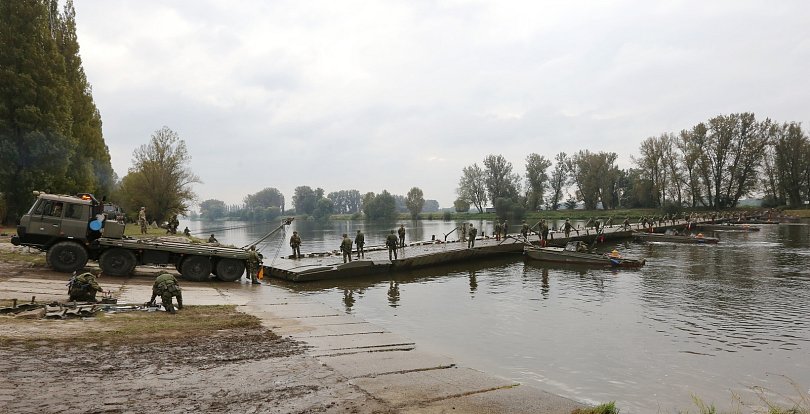 Testování pontonového mostu při mezinárodním vojenském cvičení ženistů Elbe 2017 na vodním cvičišti v Litoměřicích. Ilustrační foto.