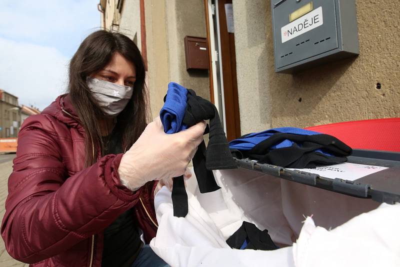 V Roudnici nad Labem mohou lidé odložit použité látkové roušky a pracovníci Naděje je vyperou, vyžehlí a dezinfikují. Poté si je mohou lidé opět vyzvednout a znovu použít.