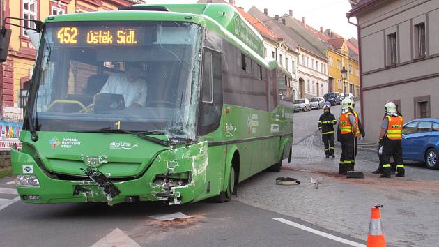 Samovolně rozjetý autobus bez řidiče drtil 31. května v Úštěku lampy a dopravní značky.