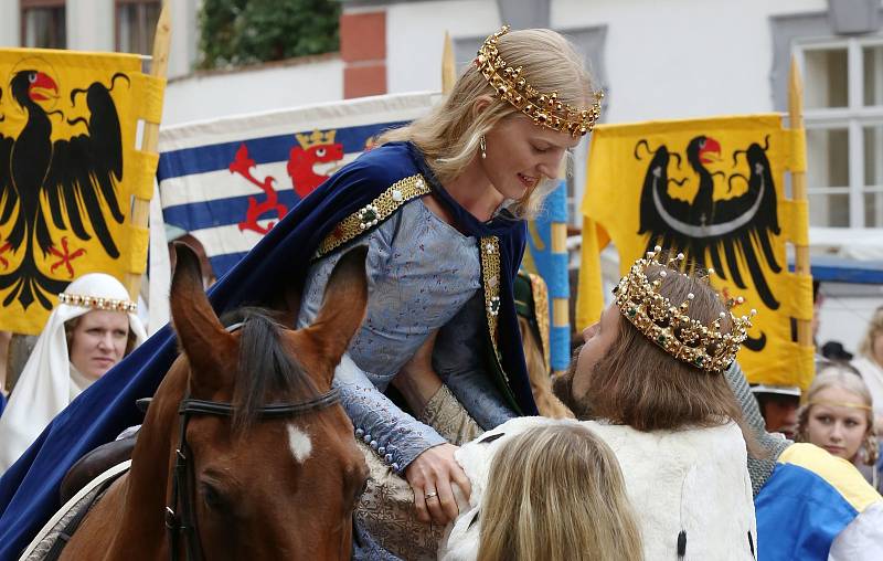 Tisíce návštěvníku zaplavilo Úštěcký letní jarmark. Na jubilejní 20. ročník dorazil i císař a král Karel IV. se svojí družinou.