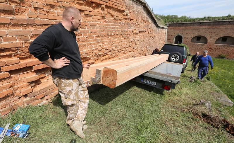 Členové klubu vojenské historie z Terezína postavili spojovací dřevěný mostek mezi pevnostními valy.