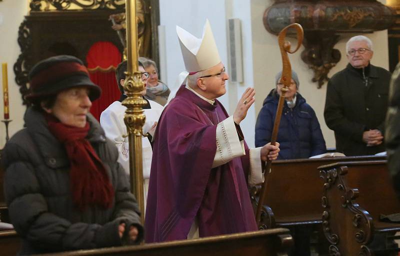 Mši svatou s udílením popelce sloužil Mons. Jan Baxant, biskup litoměřický, na Popeleční středu ráno v katedrále sv. Štěpána v Litoměřicích.