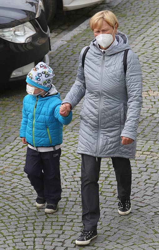 Obyvatelé Litoměřic vesměs nošení roušek venku dodržují.