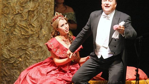 Opera La Traviata na zámku v Ploskovicích.