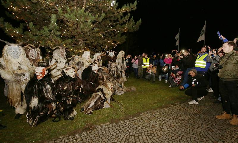 V Radovesicích spojili rozsvícení vánočního stromu s Krampus show.