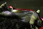 Zásah hasičů v Lovosicích, kde došlo k úniku neznámé látky do řeky Labe