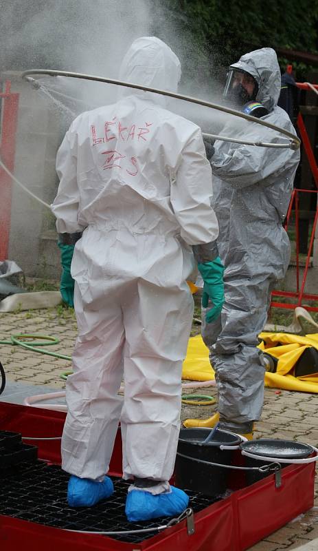 Hasiči, záchranáři a policisté cvičili v Křešicích kontakt s nakaženým smrtelnou ebolou