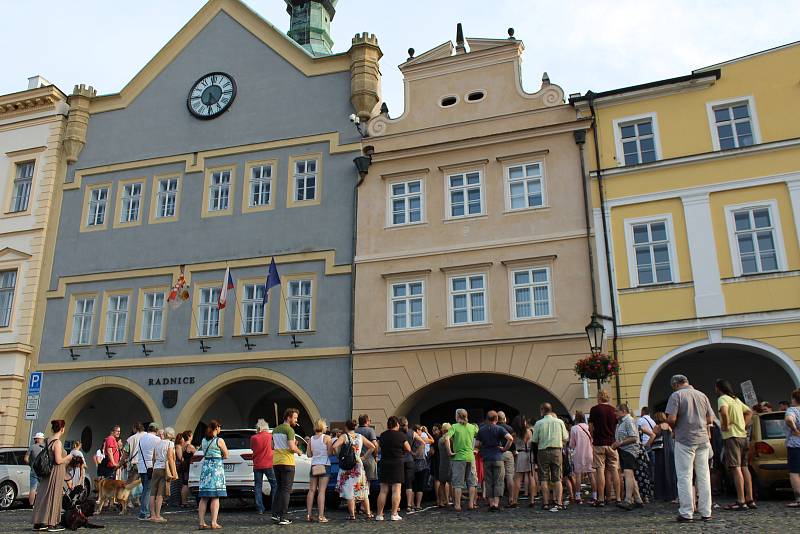 Lidé v Litoměřicích protestují proti Babišovi v úterý 11. června.