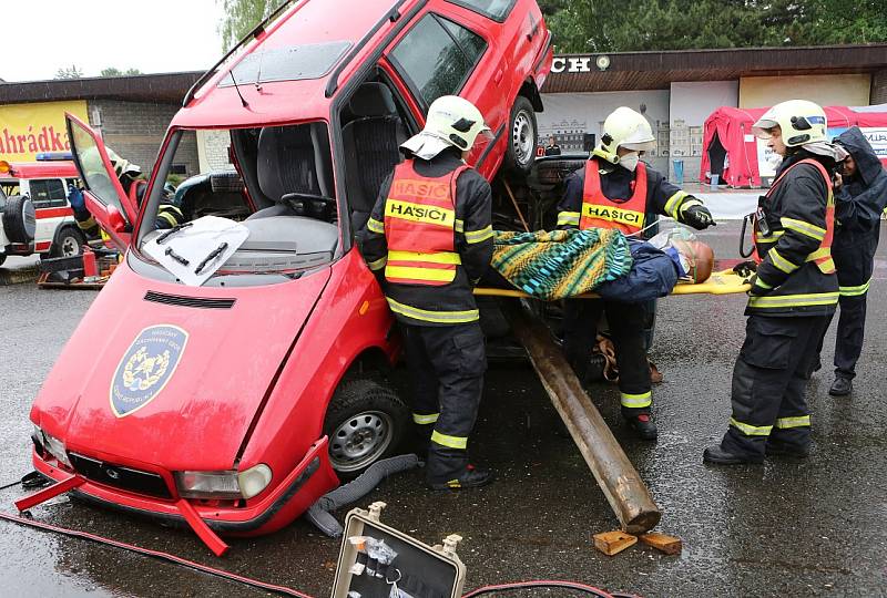 Krajské kolo soutěže ve vyprošťování zraněných osob z havarovaných vozidel se uskutečnilo v areálu výstaviště Zahrada Čech v Litoměřicích.