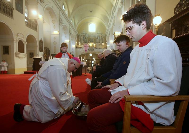 Biskup Jan Baxant umyl na znamení služby a pokory nohy dvanácti vybraným osobám