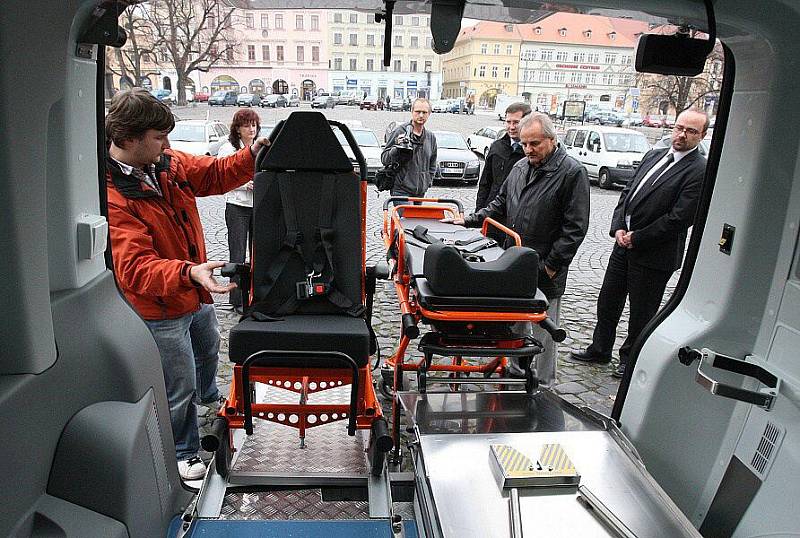 POHODLÍ PACIENTŮ a lepší manipulace s pacienty se výrazně zlepší nákupem nového sanitního vozu za 1,154 milionu korun. Nemocnice má celkem 8 sanitek, které obnovuje.