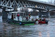 Hasiči s poříční policií začali v sobotu 30. prosince vyprošťovat loď zaseknutou na Labi pod Tyršovým mostem.