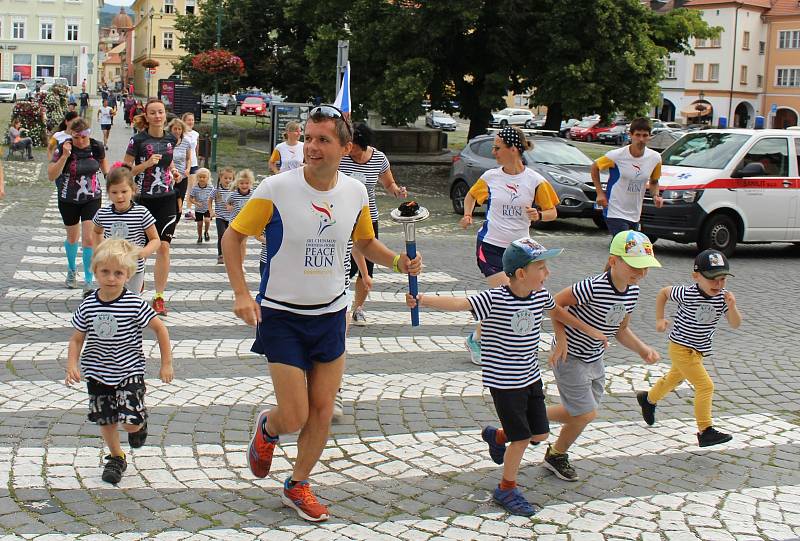 Mírový běh v Litoměřicích. Ještě před startem další etapy se běžci setkali se zástupci iniciativy Rozběháme Litoměřice, místostarostou Lukasem Wünschem a dětmi z dechového stacionáře v Tylově ulici.