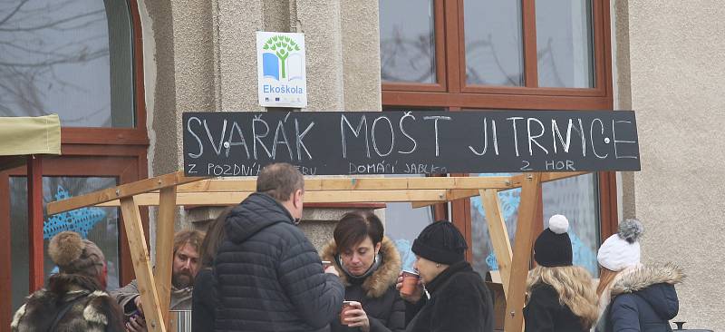 Třebenický jarmark přilákal lidi vůní svařáku i bohatým programem.