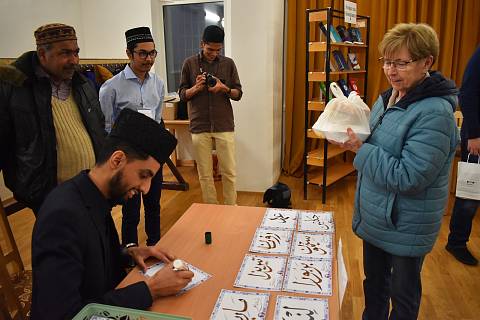 Zástupci muslimského spolku Ahmadíja představili jejich víru, jídlo a tradice Žalhostičákům v místním kulturním domě.