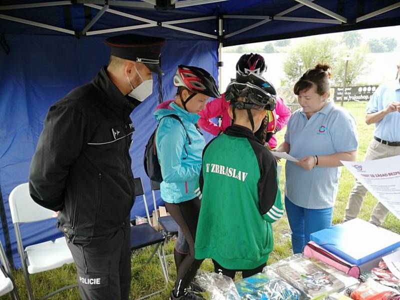 Snímky z preventivní policejní akce zaměřené na cyklisty.