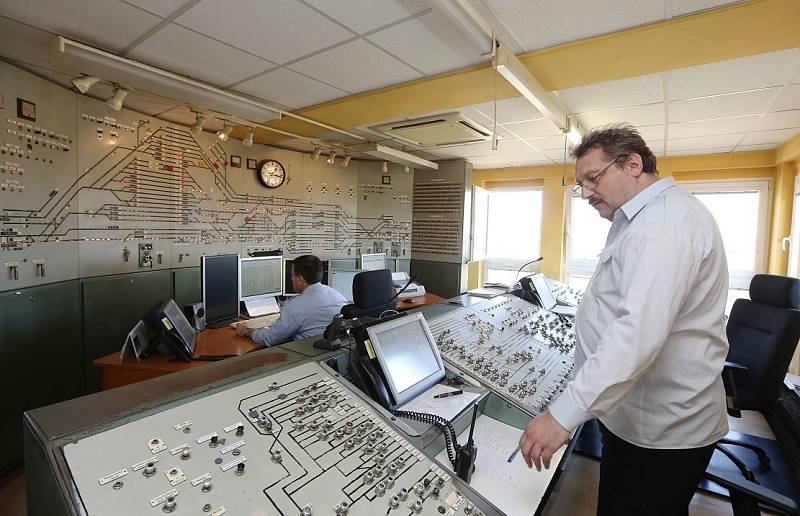 UNIKÁT. Fotografie zachycuje ohromný ovládací pult reléového zabezpečovacího zařízení na stanici v Lovosicích. Příští rok už budou výpravčí pracovat jen s počítači.