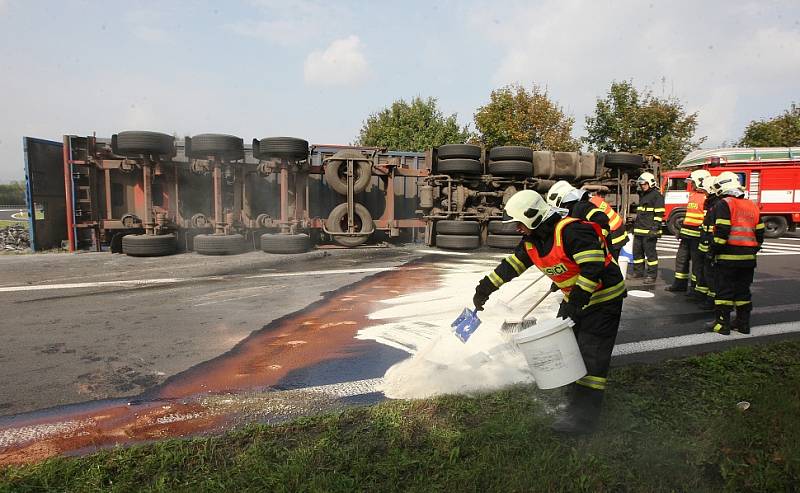 Dopravní nehoda na sjezdu u Lukavce na D8