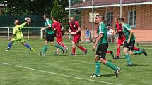 Pokratice (v zeleném) porazily v posledním kole Úštěk 8:4 a oslavily postup do kraje.